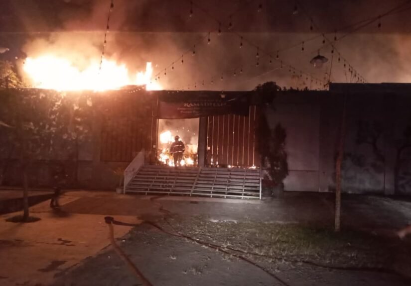 Kebakaran menghanguskan Restoran Bali House di Jalan Raya Buaran, Serpong, Tangerang Selatan pada Selasa (17/3) malam. FOTO: Deni02/portalbmi.id