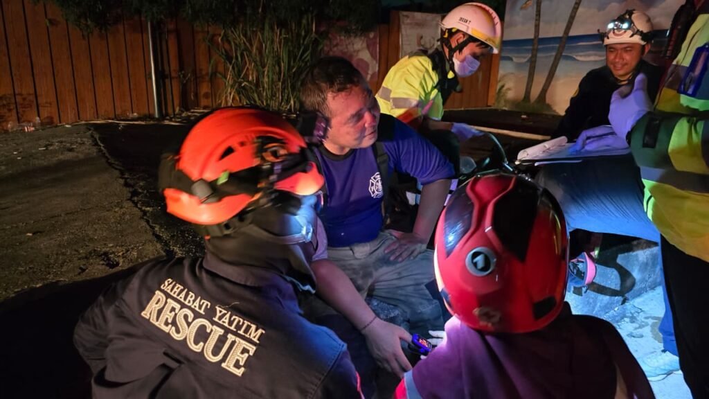 Kebakaran menghanguskan  Restoran Bali House di Jalan Raya Buaran, Serpong, Tangerang Selatan pada Selasa (17/3) malam. FOTO: Deni02/portalbmi.id