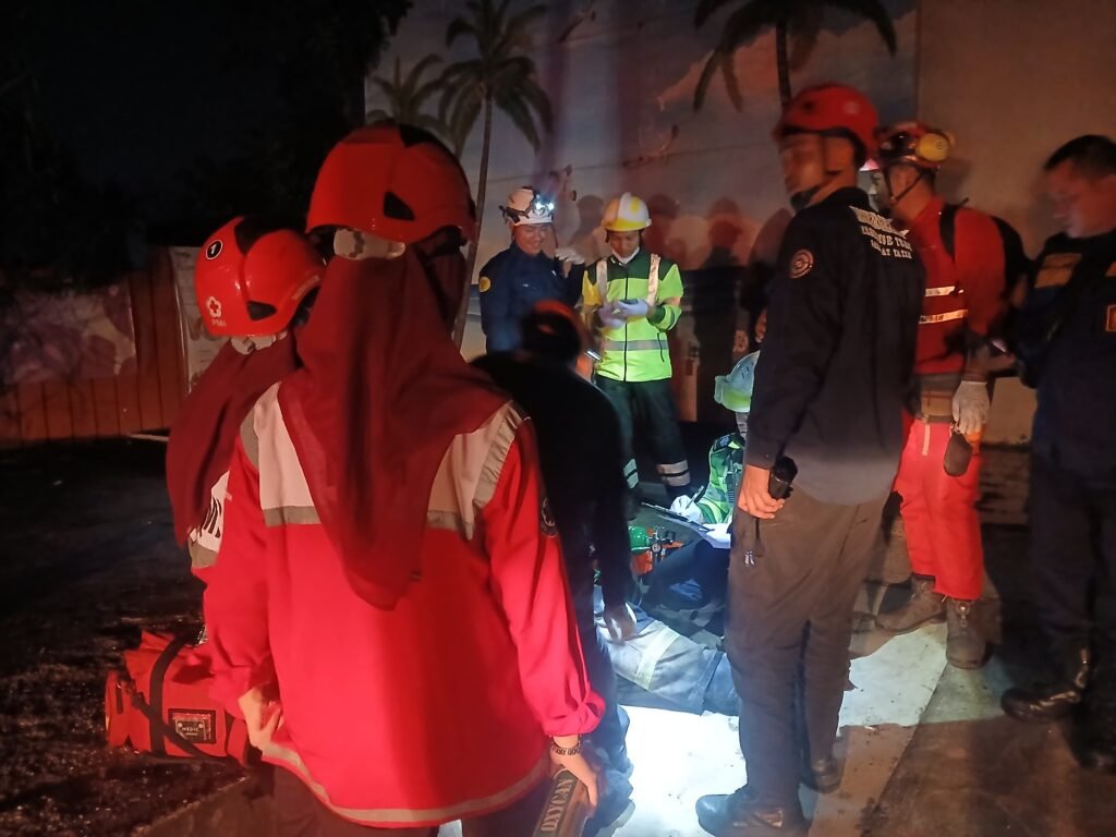 Kebakaran menghanguskan  Restoran Bali House di Jalan Raya Buaran, Serpong, Tangerang Selatan pada Selasa (17/3) malam. FOTO: Deni02/portalbmi.id