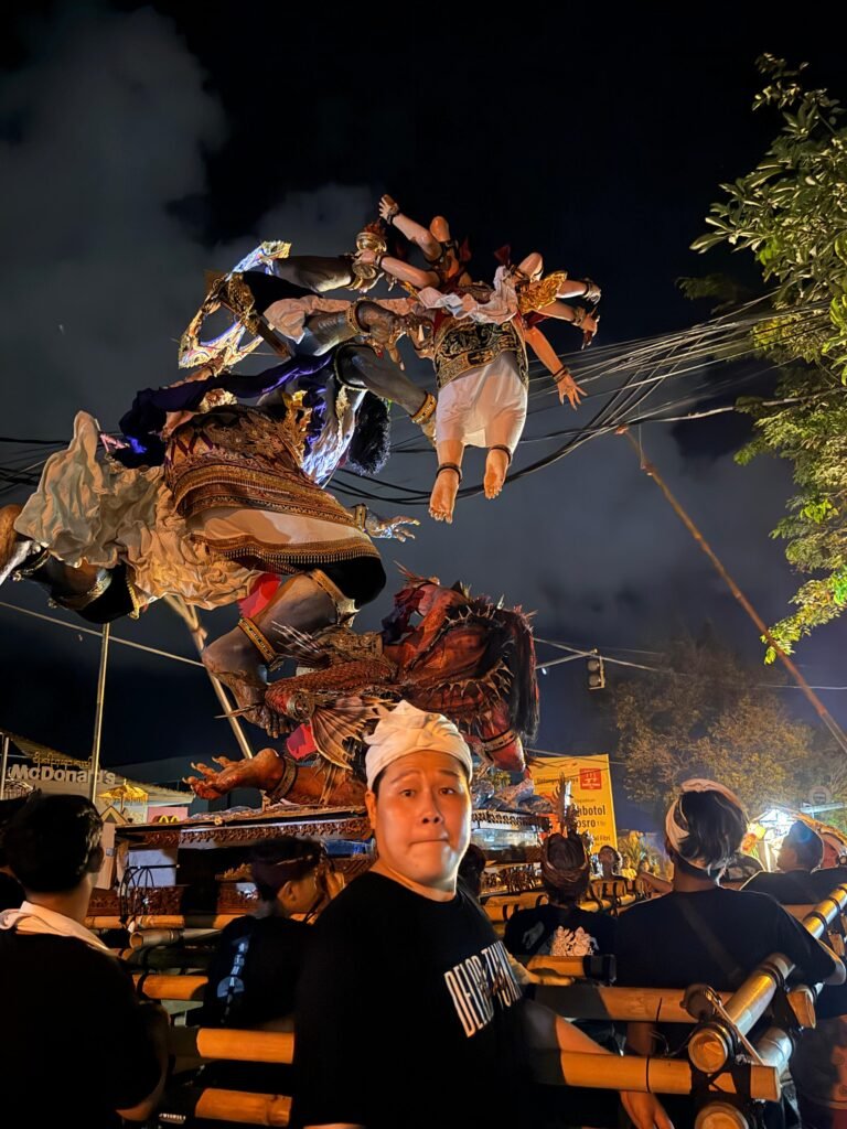 Kemeriahan Pengerupukan di kawasan Sesetan, Sabtu malam, diwarnai dengan arak-arakan Ogoh-ogoh yang megah dan penuh kreativitas. FOTO: Ayu05/portalbmi.id