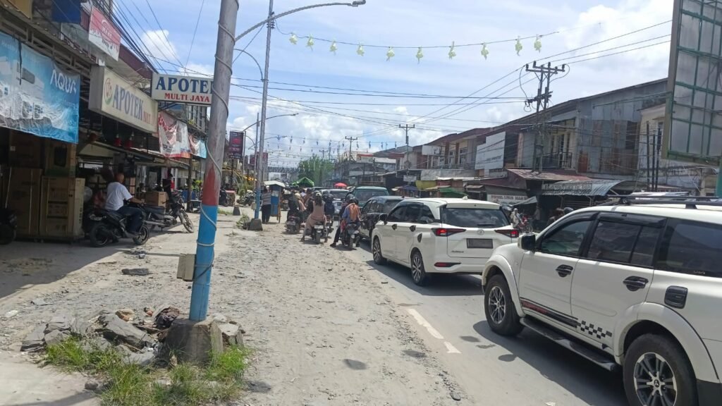 Kemacetan bahkan kerap mengular hingga berkilometer, mulai dari Desa Mekar Sekuntum hingga Desa Bekut, Kecamatan Tebas. FOTO: Aep05/portalbmi.id