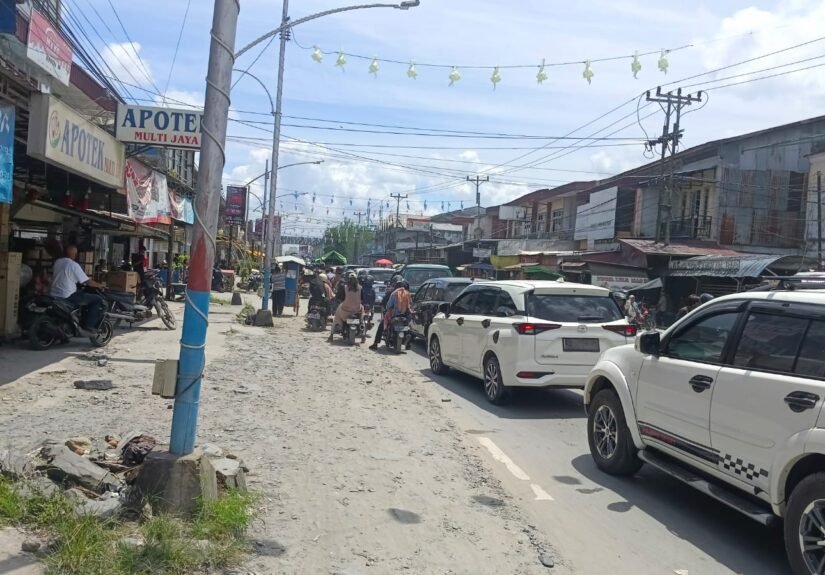 Kemacetan bahkan kerap mengular hingga berkilometer, mulai dari Desa Mekar Sekuntum hingga Desa Bekut, Kecamatan Tebas. FOTO: Aep05/portalbmi.id