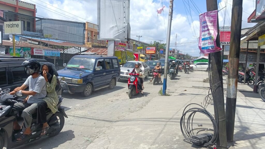 Kemacetan bahkan kerap mengular hingga berkilometer, mulai dari Desa Mekar Sekuntum hingga Desa Bekut, Kecamatan Tebas. FOTO: Aep05/portalbmi.id