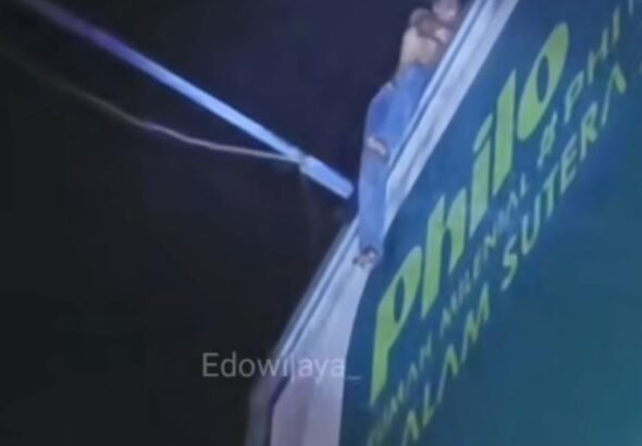 Aksi dramatis percobaan bunuh diri terjadi di Jalan Ampera, Batu Ceper, Poris, Kota Tangerang pada Senin malam hingga Selasa dini hari. FOTO: Edo Wijaya/portalbmi.id