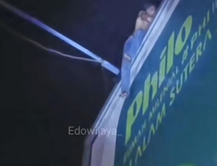 Aksi dramatis percobaan bunuh diri terjadi di Jalan Ampera, Batu Ceper, Poris, Kota Tangerang pada Senin malam hingga Selasa dini hari. FOTO: Edo Wijaya/portalbmi.id