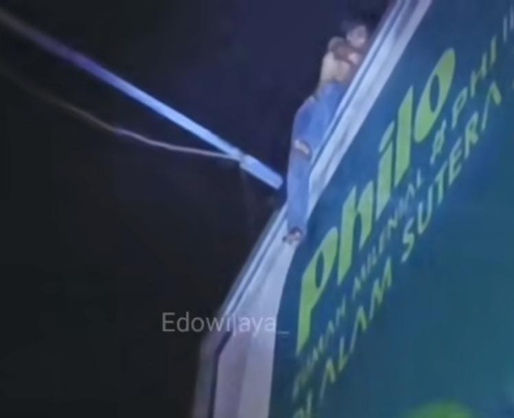 Aksi dramatis percobaan bunuh diri terjadi di Jalan Ampera, Batu Ceper, Poris, Kota Tangerang pada Senin malam hingga Selasa dini hari. FOTO: Edo Wijaya/portalbmi.id