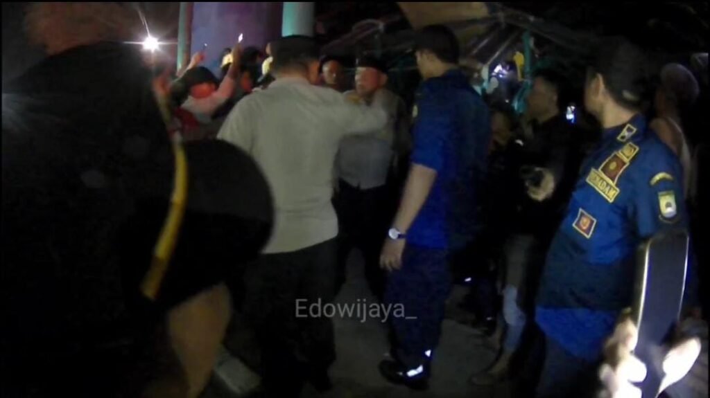 Petugas gabungan berhasil mengevakuasi korban percobaan bunuh diri. FOTO: Edo Wijaya/portalbmi.id