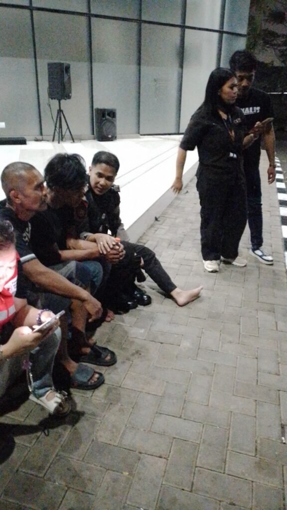 Aksi dramatis percobaan bunuh diri terjadi di Jalan Ampera, Batu Ceper, Poris, Kota Tangerang pada Senin malam hingga Selasa dini hari. FOTO: Edo Wijaya/portalbmi.id