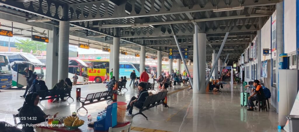 Kepadatan arus balik Lebaran 2026 mulai terlihat di Terminal Tipe A Merak sejak H+2, Rabu (25/3/2026). FOTO: Budi05/portalbmi.id