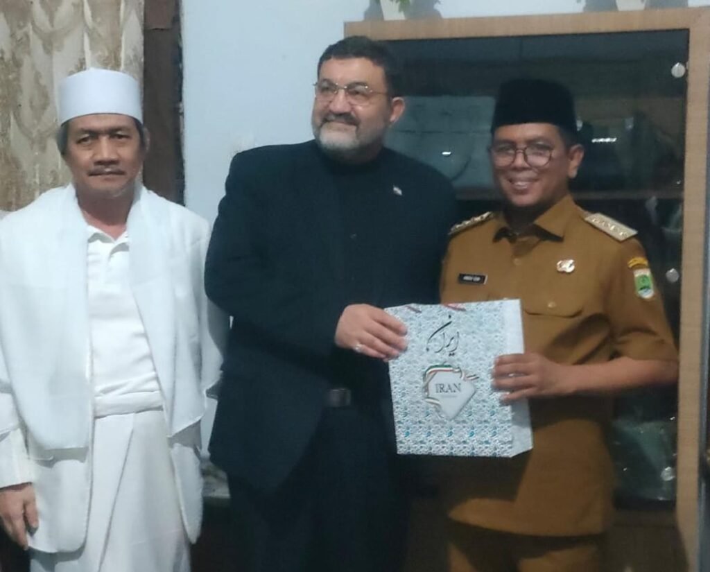 Duta Besar Iran melakukan kunjungan ke kediaman tokoh ulama dan kasepuhan Kesultanan Banten, KH Fathul Adzim Chotib, pada Senin (30/3/2026). FOTO: Achie06/portalbmi.id