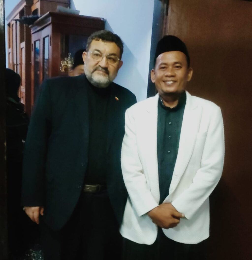 Duta Besar Iran melakukan kunjungan ke kediaman tokoh ulama dan kasepuhan Kesultanan Banten, KH Fathul Adzim Chotib, pada Senin (30/3/2026). FOTO: Achie06/portalbmi.id