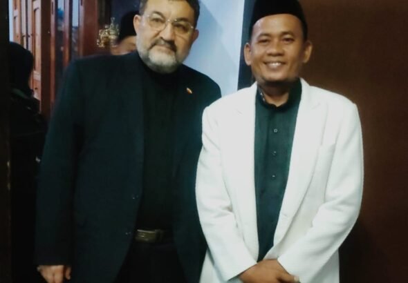 Duta Besar Iran melakukan kunjungan ke kediaman tokoh ulama dan kasepuhan Kesultanan Banten, KH Fathul Adzim Chotib, pada Senin (30/3/2026). FOTO: Achie06/portalbmi.id