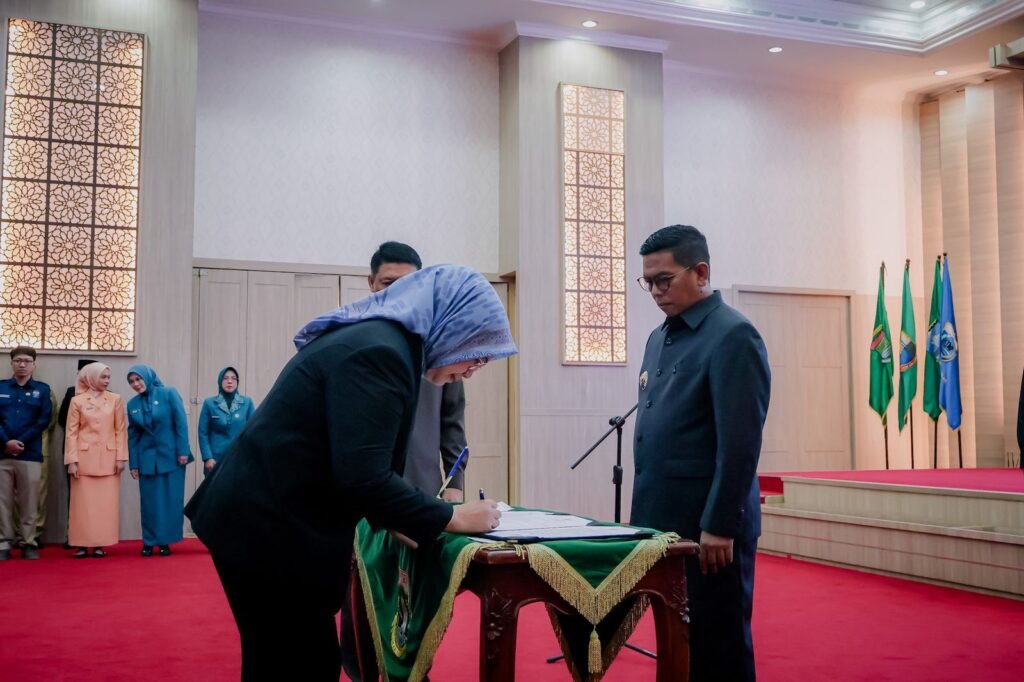 Gubernur Banten Andra Soni melantik 132 pejabat Administrator dan Pengawas pada perangkat daerah di lingkungan Pemerintah Provinsi (Pemprov) Banten. FOTO: Setda Banten