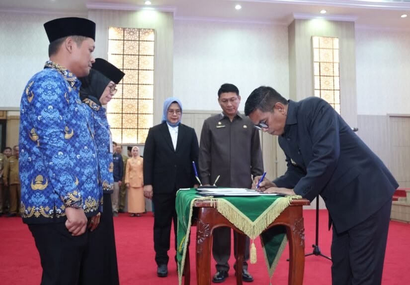 Gubernur Banten Andra Soni melantik 132 pejabat Administrator dan Pengawas pada perangkat daerah di lingkungan Pemerintah Provinsi (Pemprov) Banten. FOTO: Setda Banten