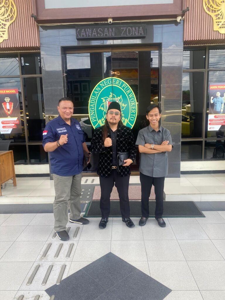 Kuasa hukum penggugat, yakni Adv. Nanang Kunto Adi, S.H., Adv. Abdul Latif Heriyadi, S.H., dan Adv. Nana Semba Dwi Purwana, S.H. FOTO: Imam07/portalbmi.id