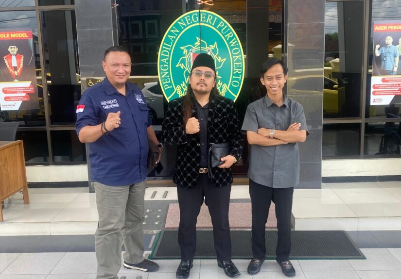 Kuasa hukum penggugat, yakni Adv. Nanang Kunto Adi, S.H., Adv. Abdul Latif Heriyadi, S.H., dan Adv. Nana Semba Dwi Purwana, S.H. FOTO: Imam07/portalbmi.id