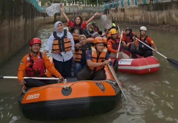 Kegiatan yang diinisiasi oleh Forum Potensi Tangerang Selatan bersama tokoh masyarakat Bunda Lista Hurustiati ini mengambil titik kumpul di Sungai Jaletreng. FOTO: Henny06-PBMI