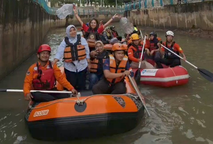 Kegiatan yang diinisiasi oleh Forum Potensi Tangerang Selatan bersama tokoh masyarakat Bunda Lista Hurustiati ini mengambil titik kumpul di Sungai Jaletreng. FOTO: Henny06-PBMI