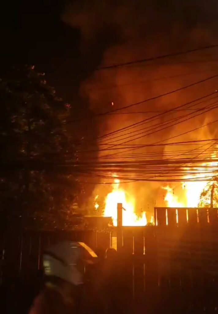 Kebakaran menghanguskan  Restoran Bali House di Jalan Raya Buaran, Serpong, Tangerang Selatan pada Selasa (17/3) malam. FOTO: Deni02/portalbmi.id