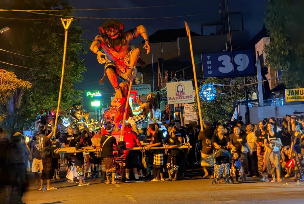Kemeriahan Pengerupukan di kawasan Sesetan, Sabtu malam, diwarnai dengan arak-arakan Ogoh-ogoh yang megah dan penuh kreativitas. FOTO: Ayu05/portalbmi.id