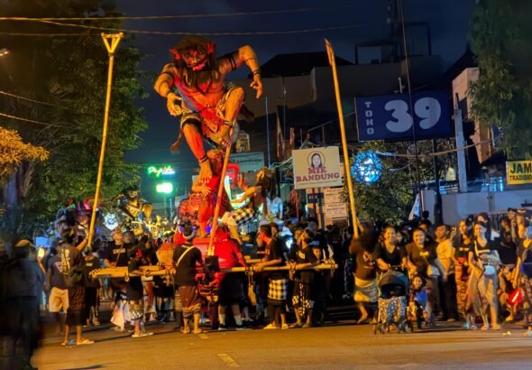 Kemeriahan Pengerupukan di kawasan Sesetan, Sabtu malam, diwarnai dengan arak-arakan Ogoh-ogoh yang megah dan penuh kreativitas. FOTO: Ayu05/portalbmi.id
