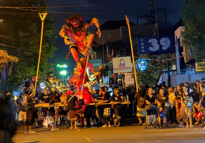 Kemeriahan Pengerupukan di kawasan Sesetan, Sabtu malam, diwarnai dengan arak-arakan Ogoh-ogoh yang megah dan penuh kreativitas. FOTO: Ayu05/portalbmi.id