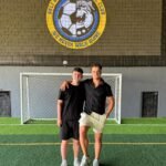 Dua pemuda asal Belanda, Joeri Hebing dan Finn Franck, tampak antusias berbaur dengan komunitas lokal. FOTO: Ayo05/portalbmi.id