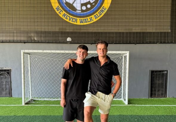 Dua pemuda asal Belanda, Joeri Hebing dan Finn Franck, tampak antusias berbaur dengan komunitas lokal. FOTO: Ayo05/portalbmi.id