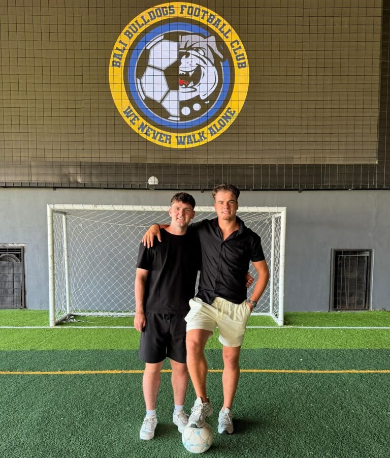 Dua pemuda asal Belanda, Joeri Hebing dan Finn Franck, tampak antusias berbaur dengan komunitas lokal. FOTO: Ayo05/portalbmi.id