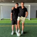 Dua pemuda asal Belanda, Joeri Hebing dan Finn Franck, tampak antusias berbaur dengan komunitas lokal. FOTO: Ayo05/portalbmi.id