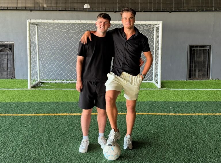 Dua pemuda asal Belanda, Joeri Hebing dan Finn Franck, tampak antusias berbaur dengan komunitas lokal. FOTO: Ayo05/portalbmi.id