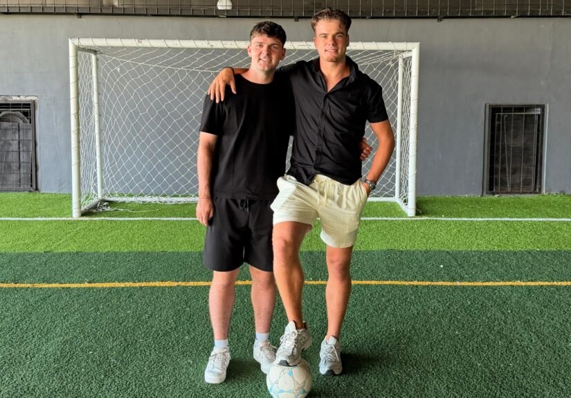 Dua pemuda asal Belanda, Joeri Hebing dan Finn Franck, tampak antusias berbaur dengan komunitas lokal. FOTO: Ayo05/portalbmi.id