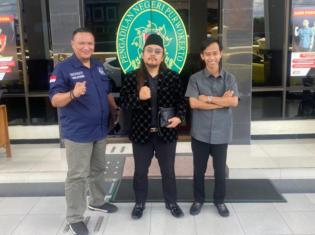 Kuasa hukum penggugat, yakni Adv. Nanang Kunto Adi, S.H., Adv. Abdul Latif Heriyadi, S.H., dan Adv. Nana Semba Dwi Purwana, S.H. FOTO: Imam07/portalbmi.id