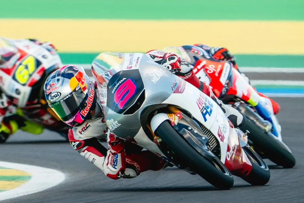 Veda Ega Pratama, talenta muda berbakat kebanggaan Indonesia, berhasil mengamankan podium ketiga dalam balapan Moto3 Seri Goiania, Brasil 2026.