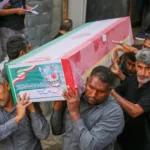 Sebuah peti mati dibawa saat pemakaman sebagian besar anak-anak yang tewas dalam serangan terhadap sekolah di Minab, Iran, pada 3 Maret 2026 [Abbas Zakeri/Mehr News Agency via AP Photo]