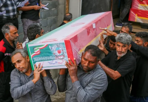 Sebuah peti mati dibawa saat pemakaman sebagian besar anak-anak yang tewas dalam serangan terhadap sekolah di Minab, Iran, pada 3 Maret 2026 [Abbas Zakeri/Mehr News Agency via AP Photo]