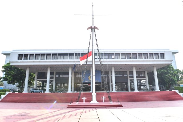TNI AL kibarkan bendera setengah tiang selama sepekan. Foto: Dispenal