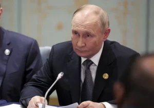 Presiden Rusia Vladimir Putin menghadiri KTT Organisasi Kerja Sama Shanghai (SCO) di Tianjin, China, Senin (1/9/2025). Foto: Alexander KAZAKOV / POOL / AFP