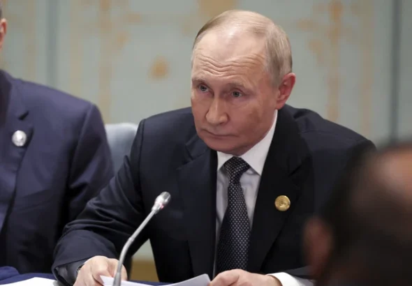 Presiden Rusia Vladimir Putin menghadiri KTT Organisasi Kerja Sama Shanghai (SCO) di Tianjin, China, Senin (1/9/2025). Foto: Alexander KAZAKOV / POOL / AFP