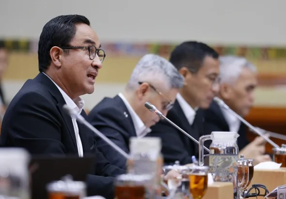 Kepala Badan Narkotika Nasional (BNN), Suyudi Ario Seto (kiri) menyampaikan paparan pada rapat kerja dengan Komisi III DPR di Kompleks Parlemen, Senayan, Jakarta, Selasa (3/2/2026). Foto: Dhemas Reviyanto/ANTARA FOTO