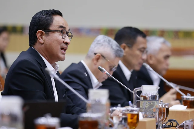 Kepala Badan Narkotika Nasional (BNN), Suyudi Ario Seto (kiri) menyampaikan paparan pada rapat kerja dengan Komisi III DPR di Kompleks Parlemen, Senayan, Jakarta, Selasa (3/2/2026). Foto: Dhemas Reviyanto/ANTARA FOTO