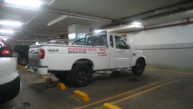 Sosok pikap impor India, Mahindra Scorpio PIK UP 4x4 terparkir di kantor PT Agrinas Pangan Nusantara, Cawang, Jakarta. Foto: Arya Ahyani Fadianur/kumparan