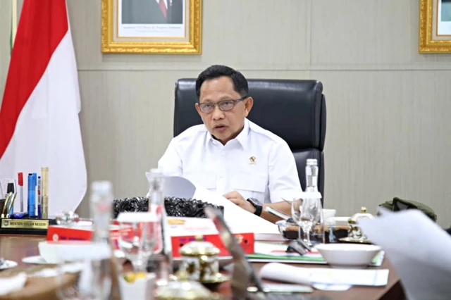 Mendagri Tito Karnavian menghadiri kegiatan Press Conference Kebijakan WFH bagi ASN/TNI/Polri dan pekerja swasta secara daring dari Jakarta, Selasa (31/3/2026). Foto: Dok. Kemendagri