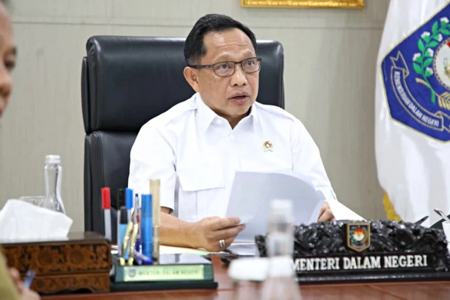 Mendagri Tito Karnavian menghadiri kegiatan Press Conference Kebijakan WFH bagi ASN/TNI/Polri dan pekerja swasta secara daring dari Jakarta, Selasa (31/3/2026). Foto: Dok. Kemendagri