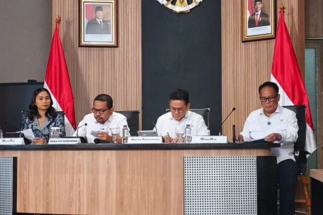 Konferensi Pers KSP M.Qodari, Mendag Budi Santoso, Wamenhub Suntana, Wamenpar Ni Luh Puspa di KSP, Kompleks Istana Kepresidenan, Jakarta Pusat, Rabu (1/4/2026).