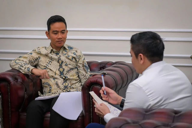 Sekretariat Kabinet bertemu dengan Wakil Presiden Gibran Rakabuming untuk bersilaturahmi di Istana Wakil Presiden, Jakarta pada Kamis (2/4/2026) malam. Foto: BPMI Setpres