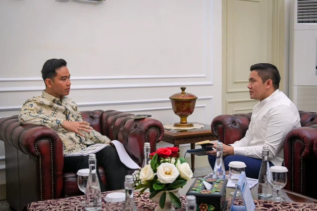 Sekretariat Kabinet bertemu dengan Wakil Presiden Gibran Rakabuming untuk bersilaturahmi di Istana Wakil Presiden, Jakarta pada Kamis (2/4/2026) malam. Foto: BPMI Setpres