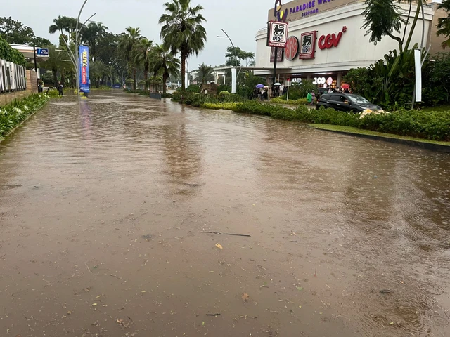 Banjir di Paradise Serpong City dan sekitarnya, Sabtu (4/4/2026). Foto: portalbmi.id