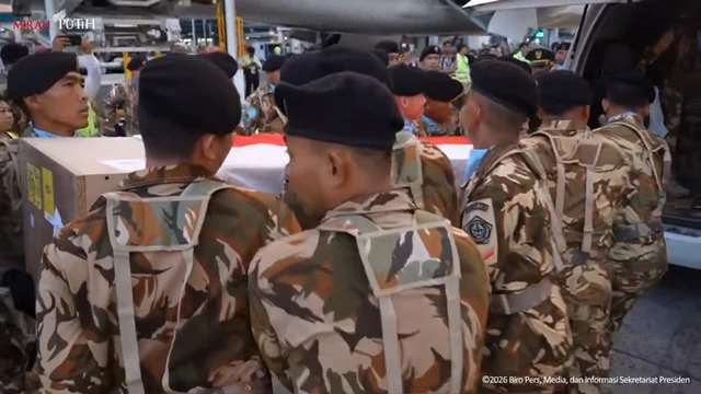 Jenazah prajurit TNI yang gugur di Lebanon tiba di Bandara Soetta, Sabtu (4/4/2026). Foto: BPMI Setpres