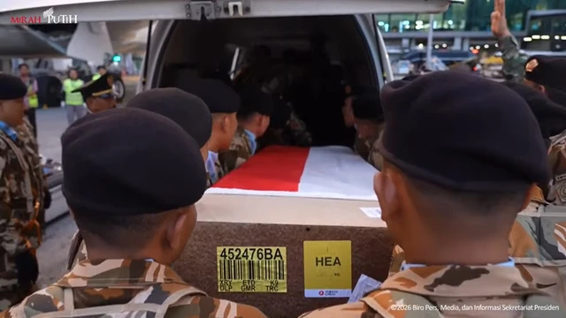 Jenazah prajurit TNI yang gugur di Lebanon tiba di Bandara Soetta, Sabtu (4/4/2026). Foto: BPMI Setpres